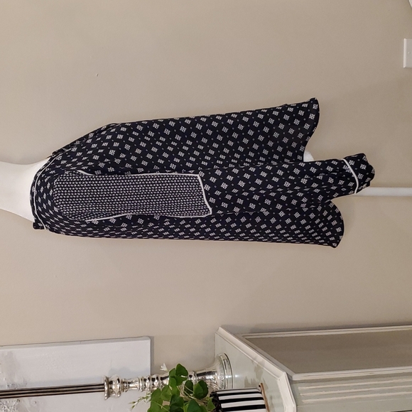 LOFT Beautiful Navy & White Top! ๐๐๐ - Picture 8 of 11